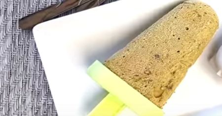 Przepis na miętowe fit lody z czekoladą. Robią furorę