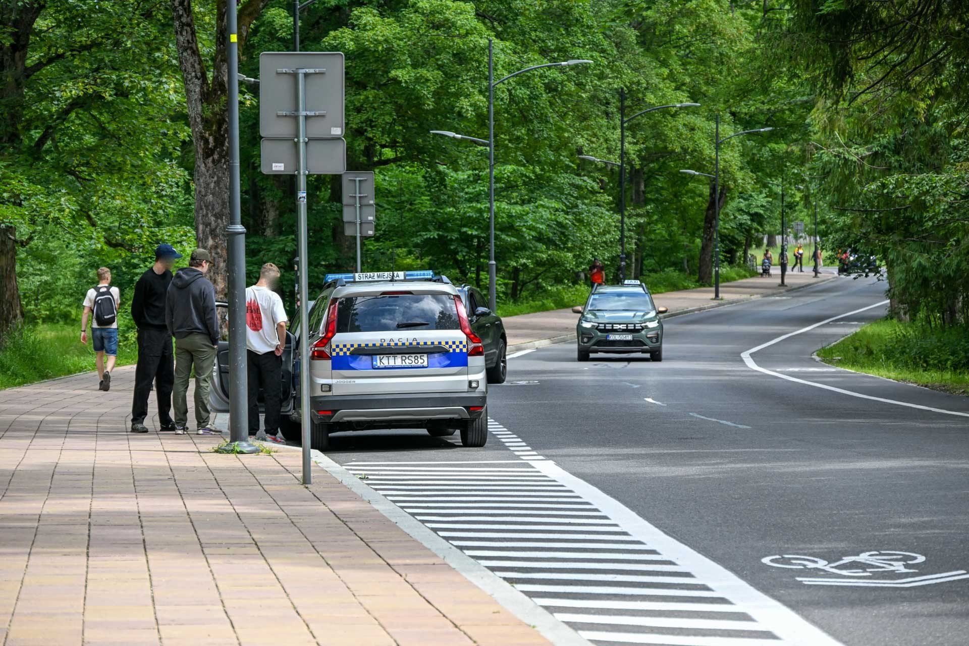Funkcjonariusze Straży Miejskiej z Zakopanego zakładają blokady na koła i wystawiają mandaty na łamiących zakaz ruchu na drodze do Kuźnic