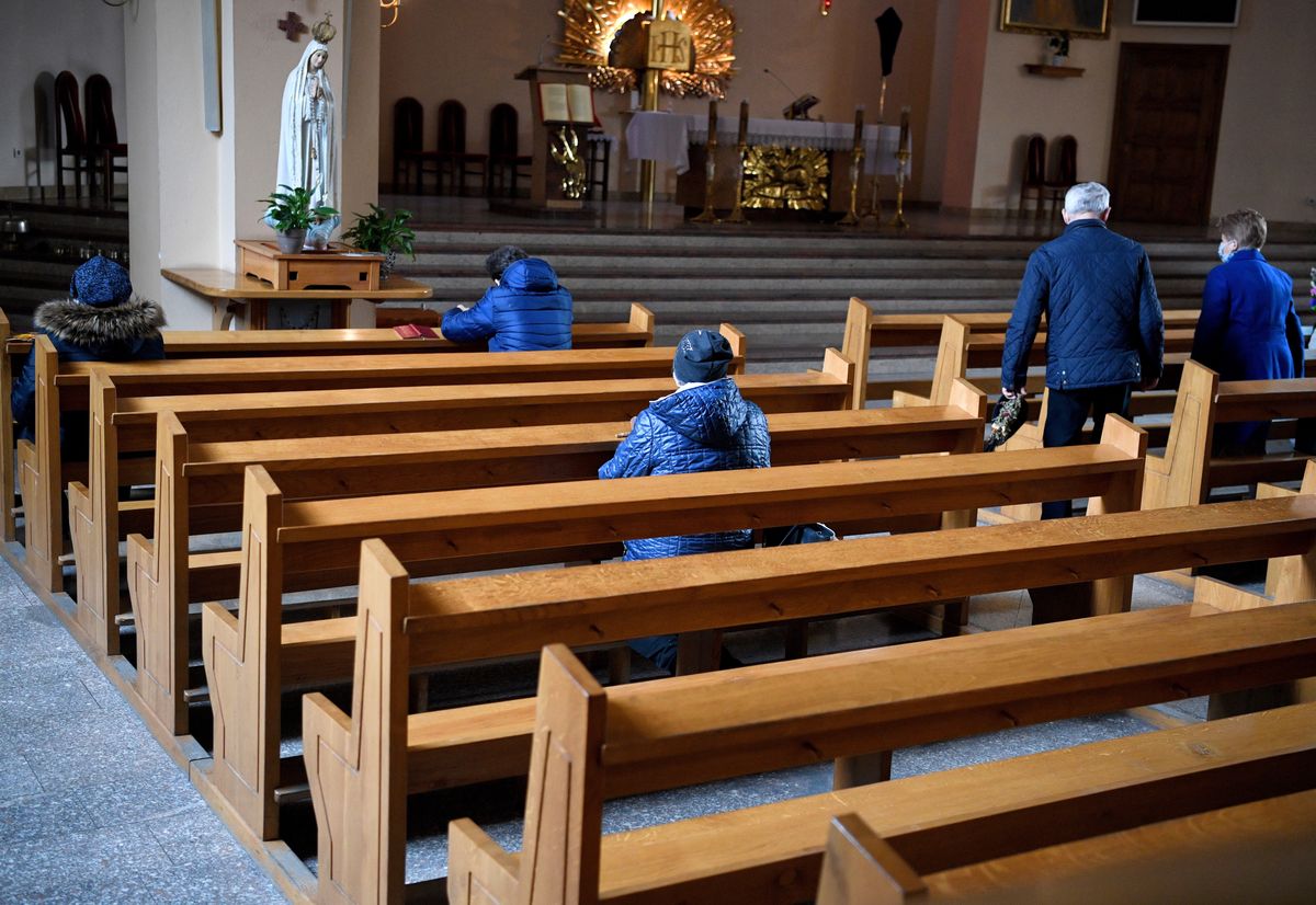 Okładki tygodników. Wierzący jako "gorszy sort"? Lis w obronie katolików