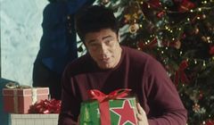 Benicio del Toro i życzenia w bożonarodzeniowej kampanii piwa Heineken (wideo)