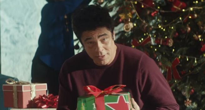 Benicio del Toro i życzenia w bożonarodzeniowej kampanii piwa Heineken (wideo)
