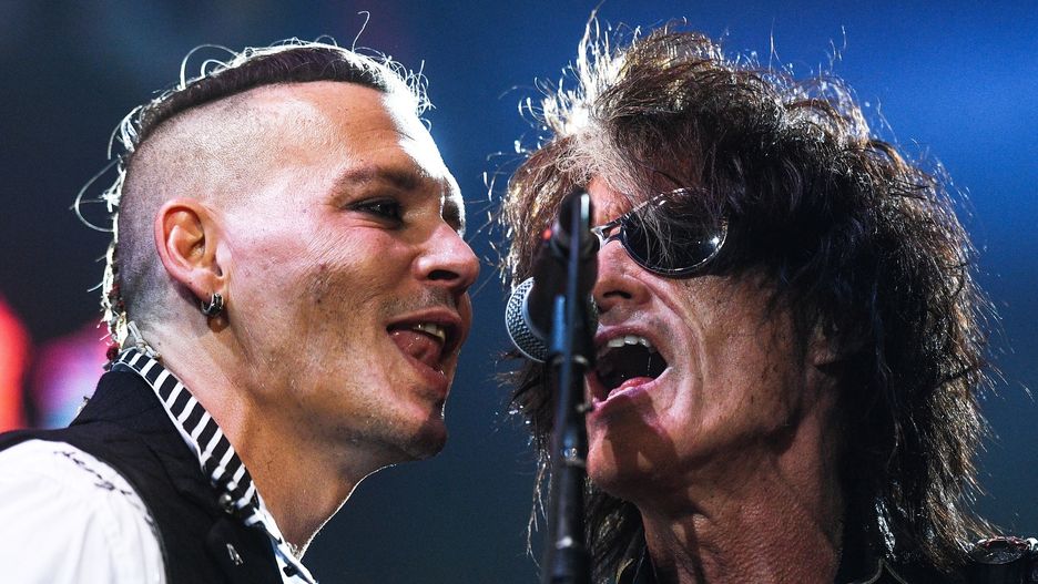 Johnny - choć bardziej pozuje niż gra wirtuozerie - zna swoje miejsce na scenie i umiejętnie to wykorzystuje
