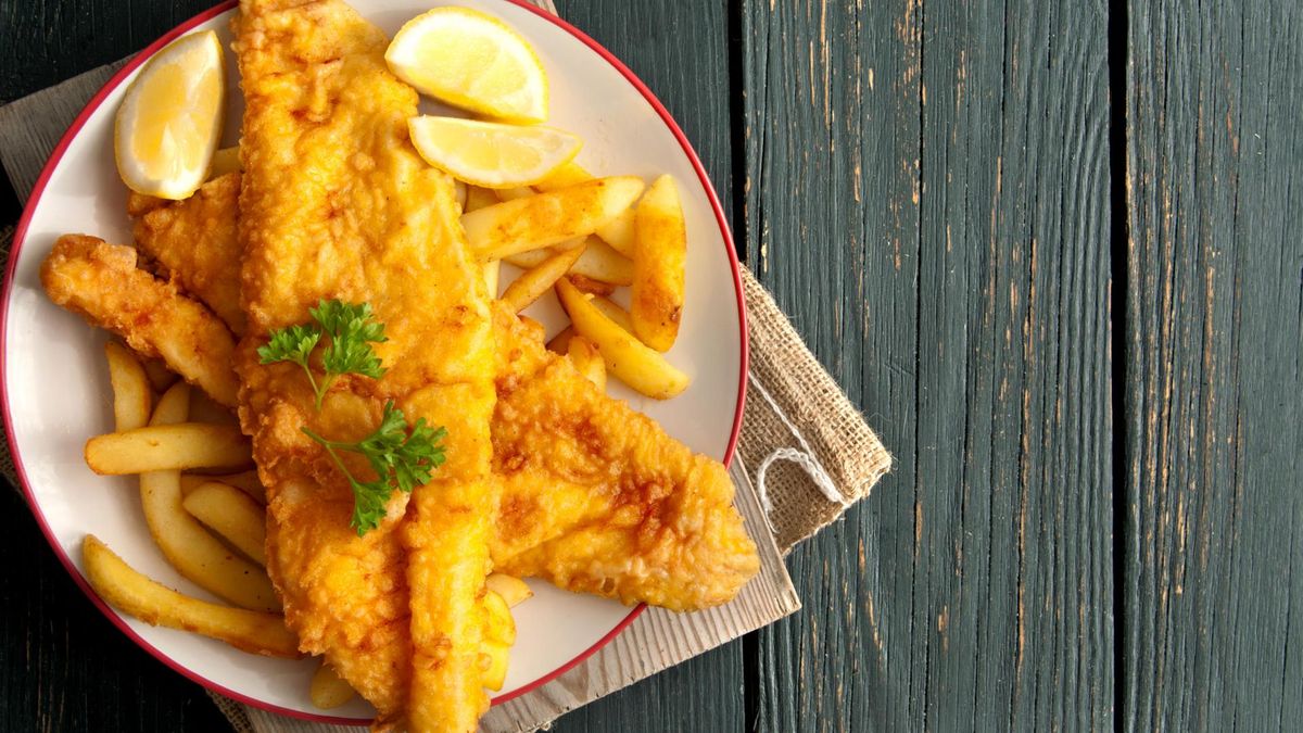 Mięso morszczuka można podać po usmażeniu lub pieczeniu.