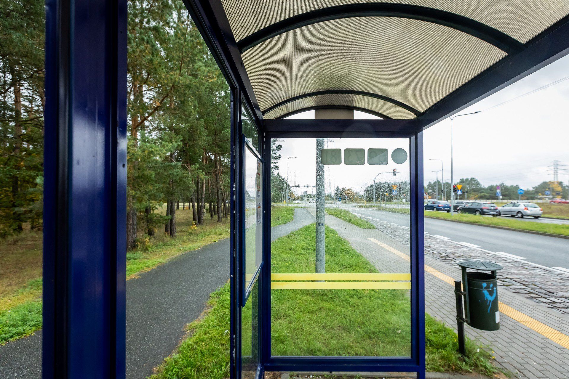 Zdemolowana wiata przystankowa w Fordonie.