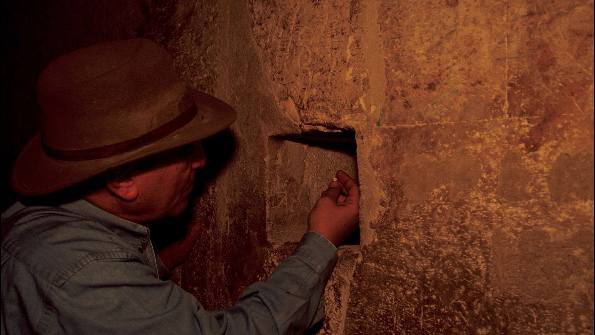 Archeolog Zahi Hawass zbada tajemnicze drzwi w piramidzie Cheopsa 