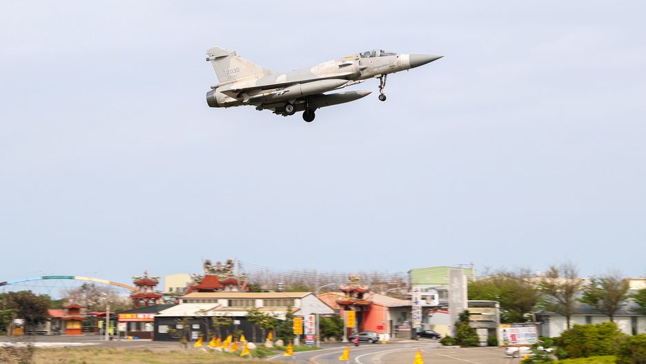 Odrzutowiec myśliwski Taiwan Air Force Mirage 2000 wykonuje podejście do lądowania wewnątrz bazy lotniczej w Hsinchu. Chińskie ćwiczenia wojskowe wokół Tajwanu
