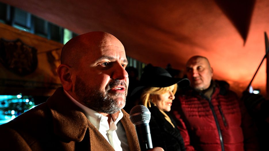 Kielce, 08.01.2024. Posłowie PiS Mariusz Gosek (L) i Anna Krupka (C) podczas protestu działaczy i sympatyków PiS przed Świętokrzyskim Urzędem Wojewódzkim w Kielcach, 8 bm. Protest odbył się pod hasłem "Stop Bezprawiu�. (jm) PAP/Piotr Polak