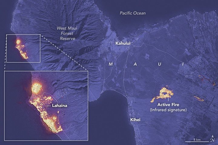 Satelitarny widok płonącego miasta Lahaina na hawajskiej wyspie Maui.