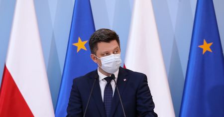 Afera mailowa. Znoszenie obostrzeń w mailach? "Jedna dawka wystarczy"
