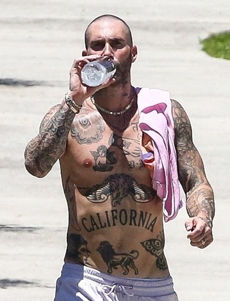 Adam Levine bez koszulki paraduje po Miami
