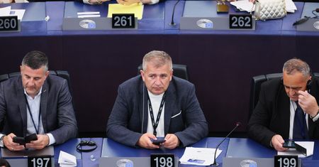 Sprawdzili, czym jeżdżą europosłowie. W garażach auta z tego roku
