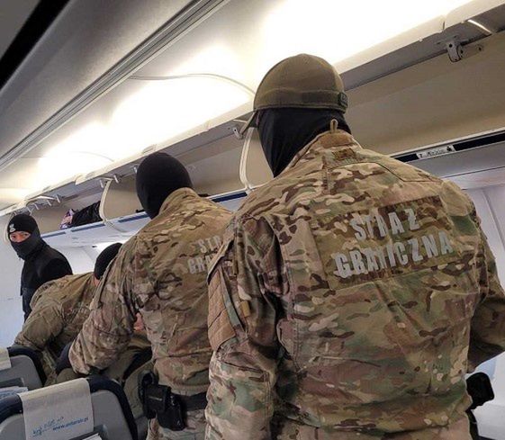 Awantura na pokładzie samolotu. Oto co znaleziono przy Polaku