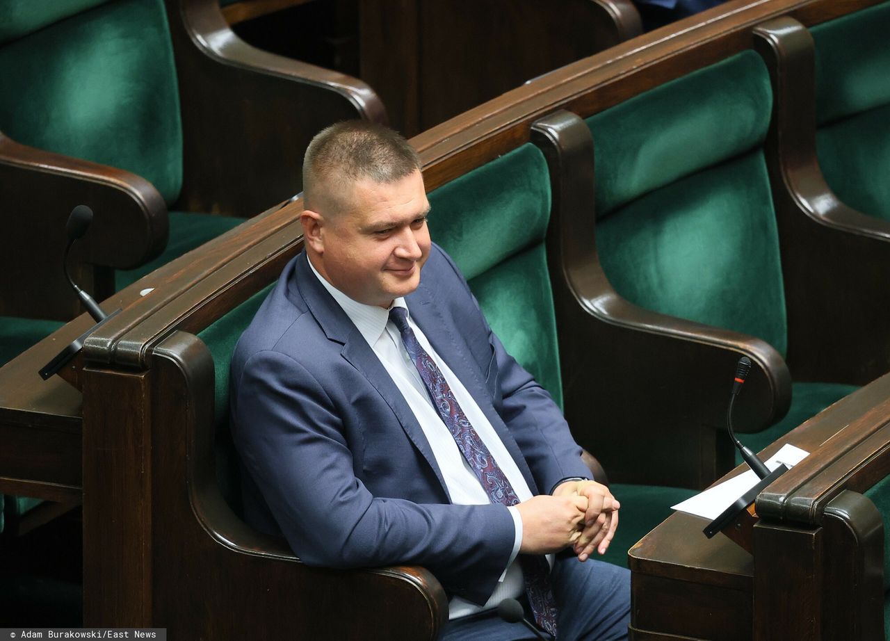 Media: Akcja służb na lotnisku. Wynosili posła PiS z samolotu