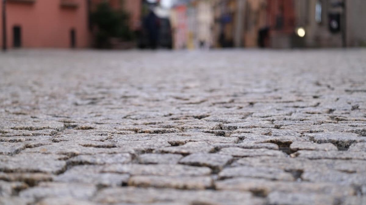 Nawierzchnia z nieoszlifowanej kostki na Starym Mieście w Lublinie