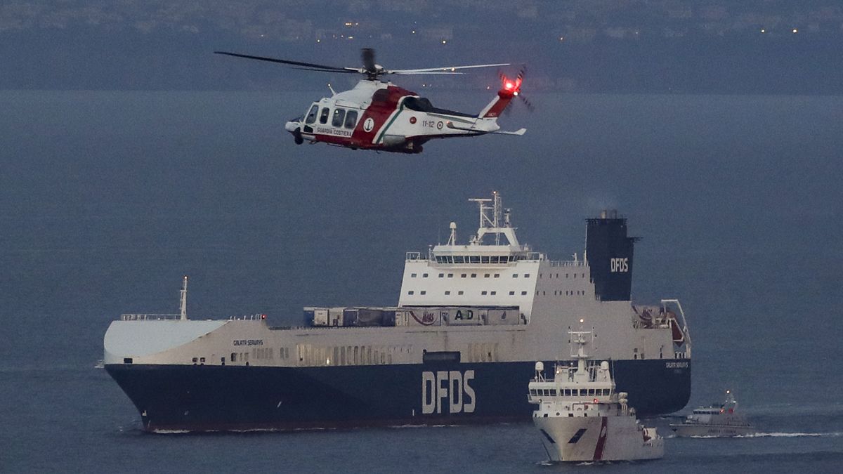 Statek Galata Seaways pod eskortą włoskiej straży przybrzeżnej już po akcji służb specjalnych