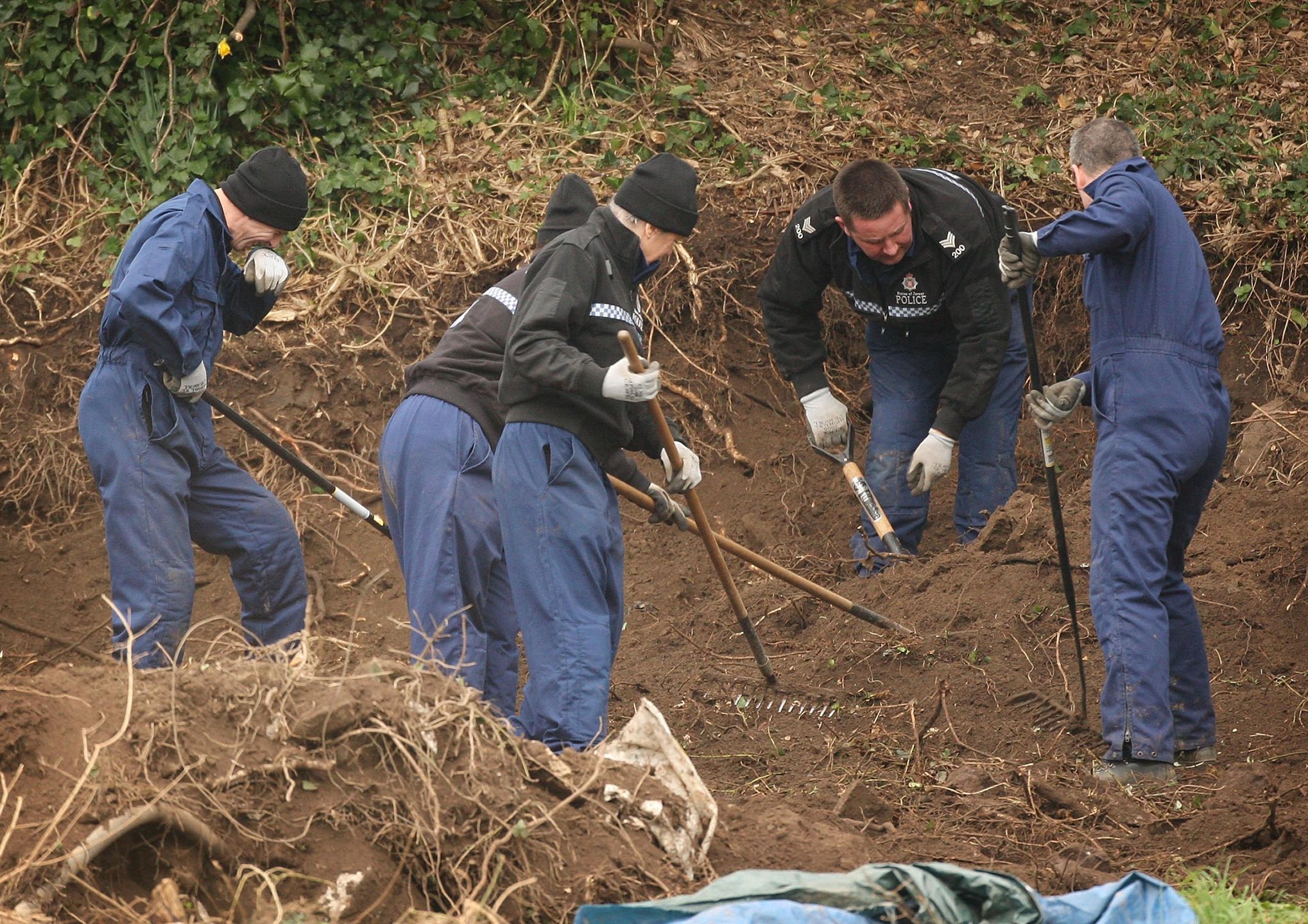 Policjanci szukają szczątków dzieci, marzec 2008, wyspa Jersey