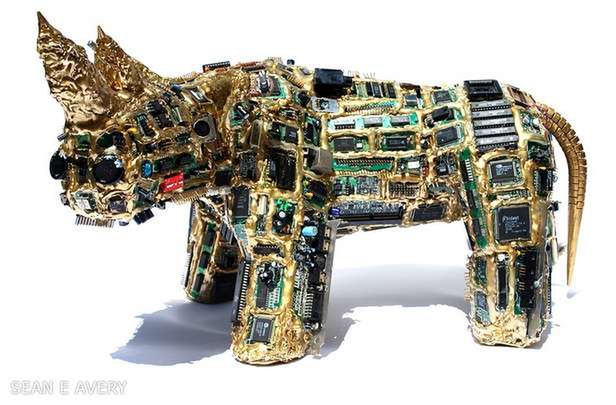 Rzeźba z elektronicznego złomu (Fot. Sean E. Avery)