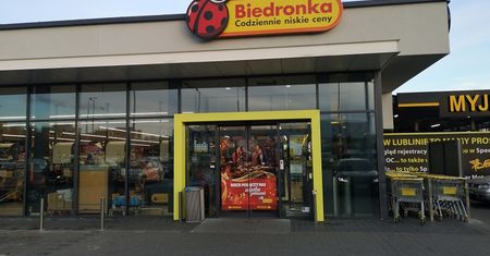 Sklepy 31 października – do której godziny można zrobić zakupy w Biedronce, Lidlu, Netto i Żabce?