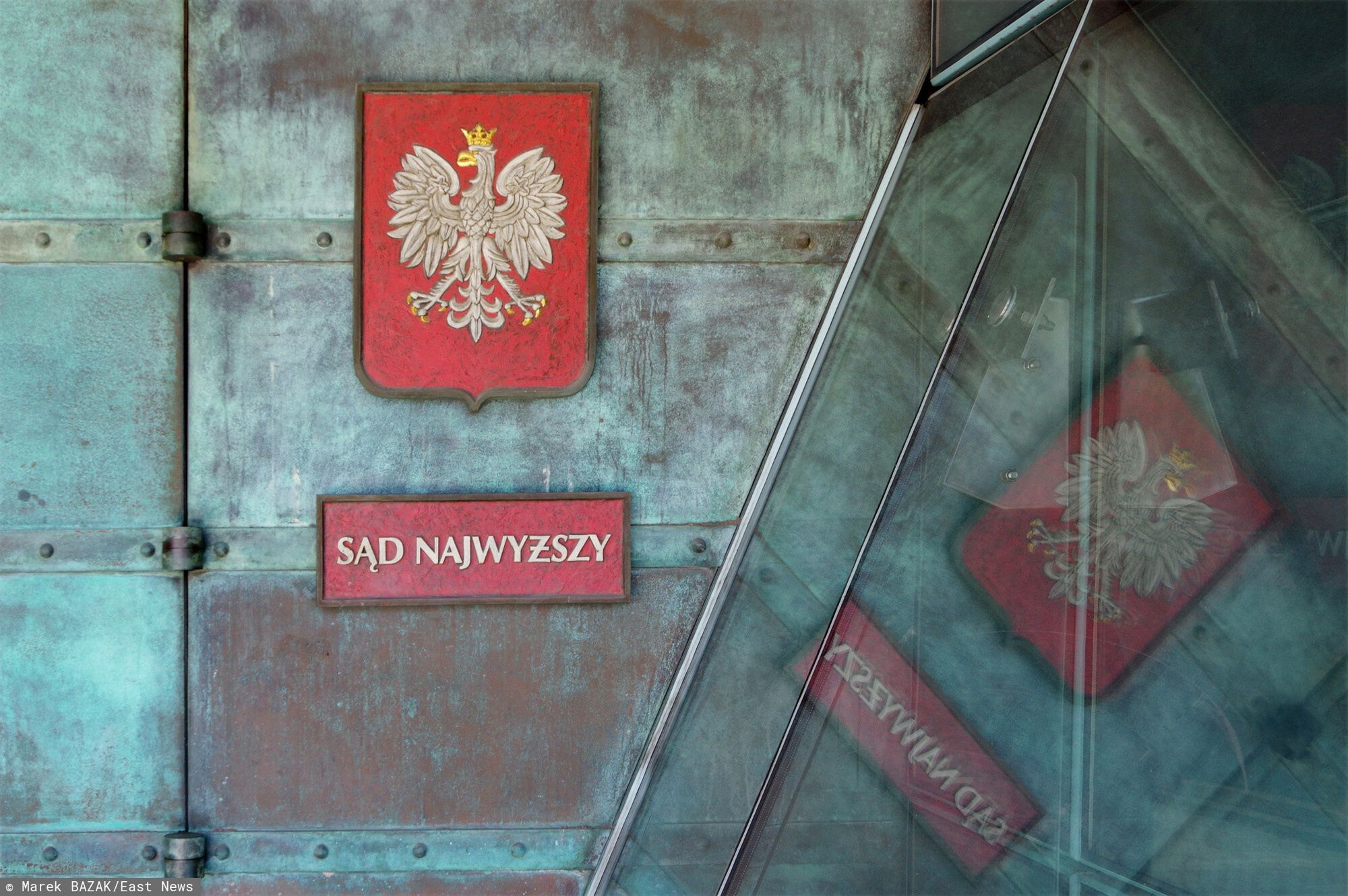 Logotypy MaBaPHOTO: ZOFIA I MAREK BAZAK / EAST NEWS   Tabliczka informacyjna Sad Najwyzszy i godlo Polski na budynku Sadu NajwyzszegoZOFIA BAZAK