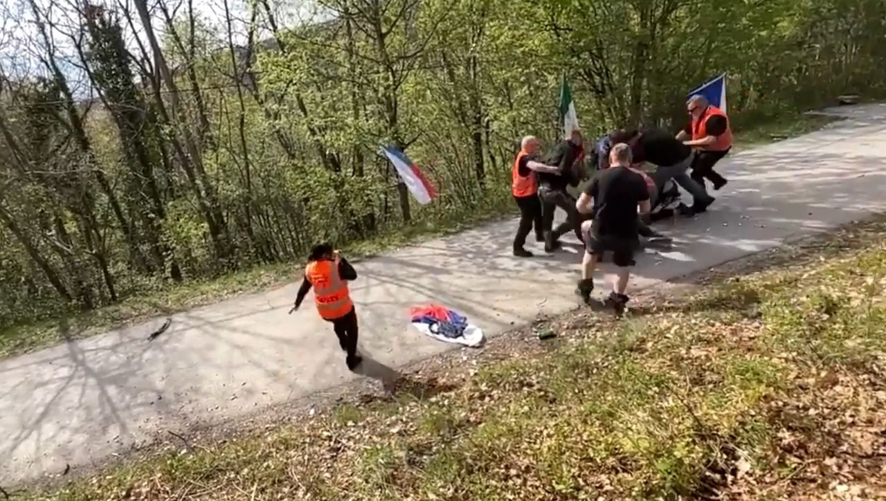 Kibice rozpętali bójkę na trasie rajdu WRC. Pędził na nich samochód