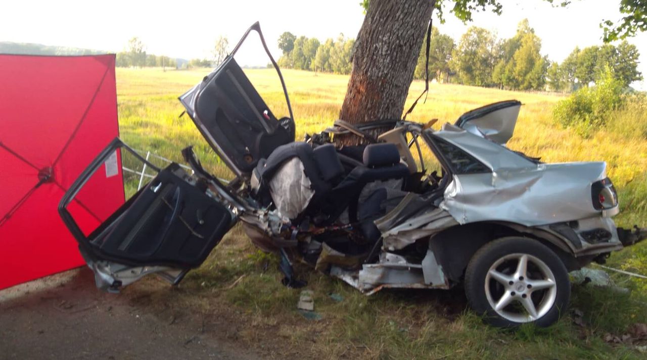 Kołtki. 15-latek zginął za kierownicą samochodu. Uderzył w drzewo