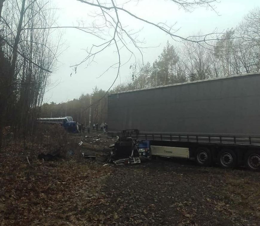 Zderzenie pociągu Intercity z ciężarówką pod Ozimkiem. Nie żyje jedna osoba