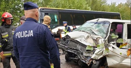 Podlasie. Autobus szkolny zderzył się z autem dostawczym. Nie żyje kierowca
