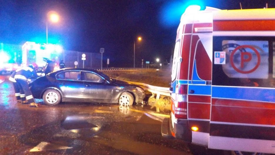 Policja: prędkość musiała być duża, bo rondo ma kilkadziesiąt metrów średnicy i nie jest płaskie