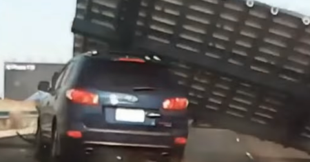 Gigantyczny znak spadł prosto na auto. Przerażające nagranie