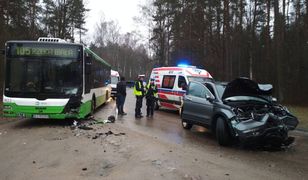 Białystok. Czołowe zderzenie autobusu i hondy, są ranni