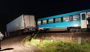 Granowo w Wielkopolsce. Zderzenie pociągu z tirem. Zablokowana trasa do Poznania