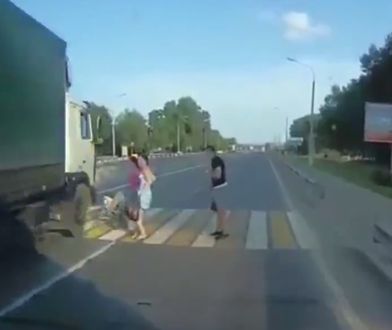 Dramatyczna scena - ciężarówka prawie rozjeżdża wózek z dzieckiem