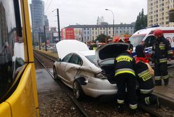 Wola. Jaguar wjechał pod tramwaj