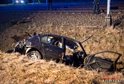 Ominął opuszczone półrogatki i wjechał pod pociąg. Kierowca bmw nie żyje