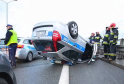 Wypadek kolumny VIP w Katowicach. Dachował radiowóz, ranny policjant