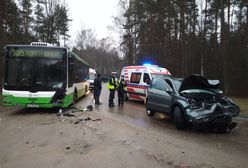 Białystok. Czołowe zderzenie autobusu i hondy, są ranni