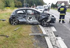 Wypadek. Kompletnie zniszczone auto i ranne dziecko