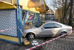 18-latek z impetem wjechał w kiosk samochodem w Stalowej Woli