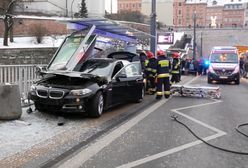 Wjechał BMW w przystanek autobusowy. Dostanie 200 zł mandatu