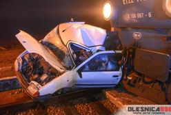 Rozpędzony pociąg zmiażdżył auto. Trwają poszukiwania pasażerki