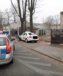 Taksówka wjechała w pieszych w Łodzi. Wpadła w poślizg