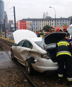 Wola. Jaguar wjechał pod tramwaj