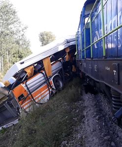 Zderzenie autobusu i lokomotywy w Skroninie. Trzy osoby poszkodowane
