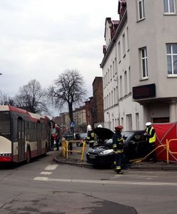 Piekary Śląskie. Zderzenie samochodu z autobusem. Zginął pieszy