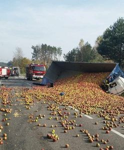 "Czołówka" ciężarówki przewożącej jabłka i auta osobowego