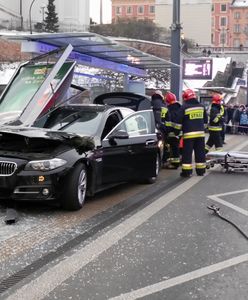 Wjechał BMW w przystanek autobusowy. Dostanie 200 zł mandatu