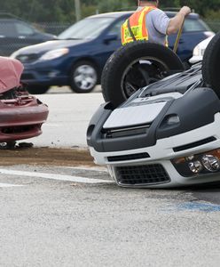 Co zrobić podczas dachowania. Poznaj zasady i wydostań się z auta