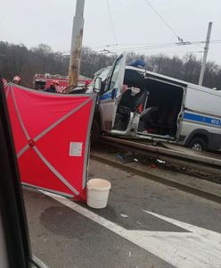 Gdynia. Radiowóz wbił się w słup. Policjant ranny