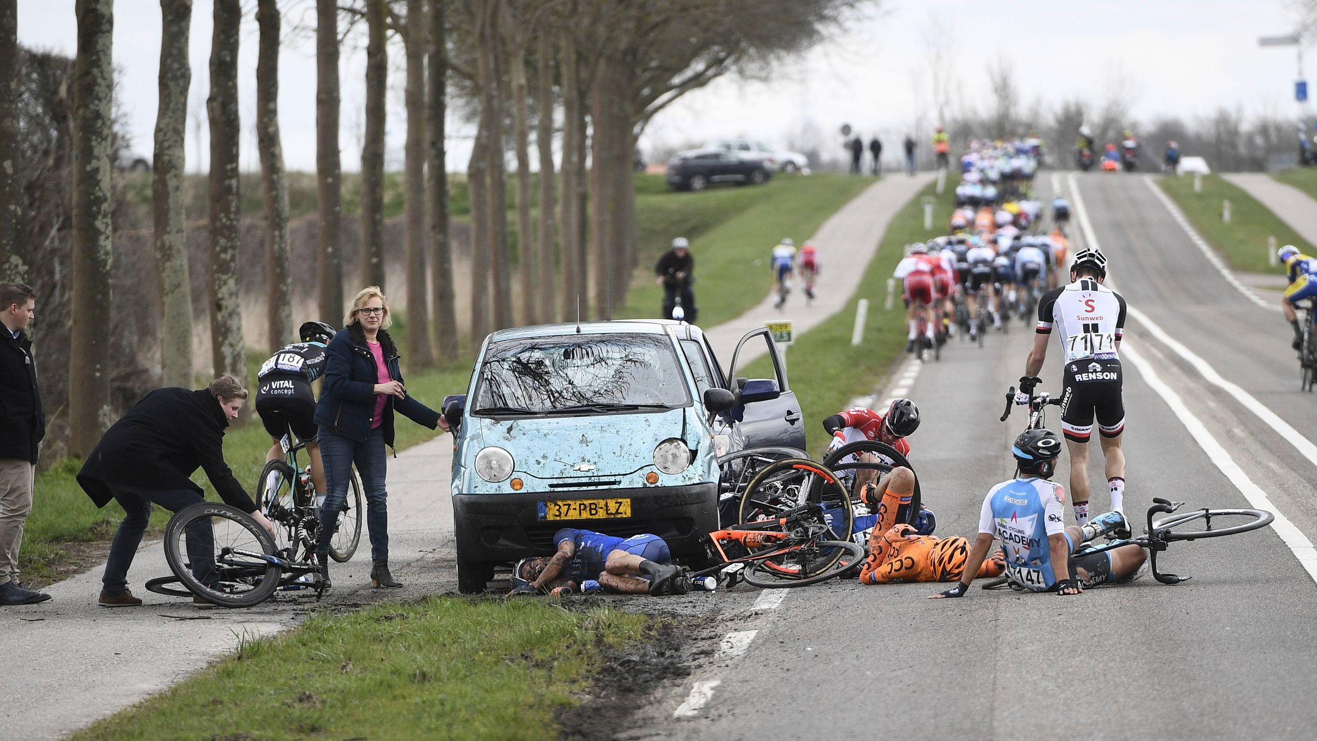 Riders lay on the ground after a crash during the 106th edition of the 'Scheldeprijs' one day cycling race, 200,4 km from Borsele to Schoten, Wednesday 04 April 2018.
BELGA PHOTO YORICK JANSENS 
Dostawca: PAP/BELGA. 