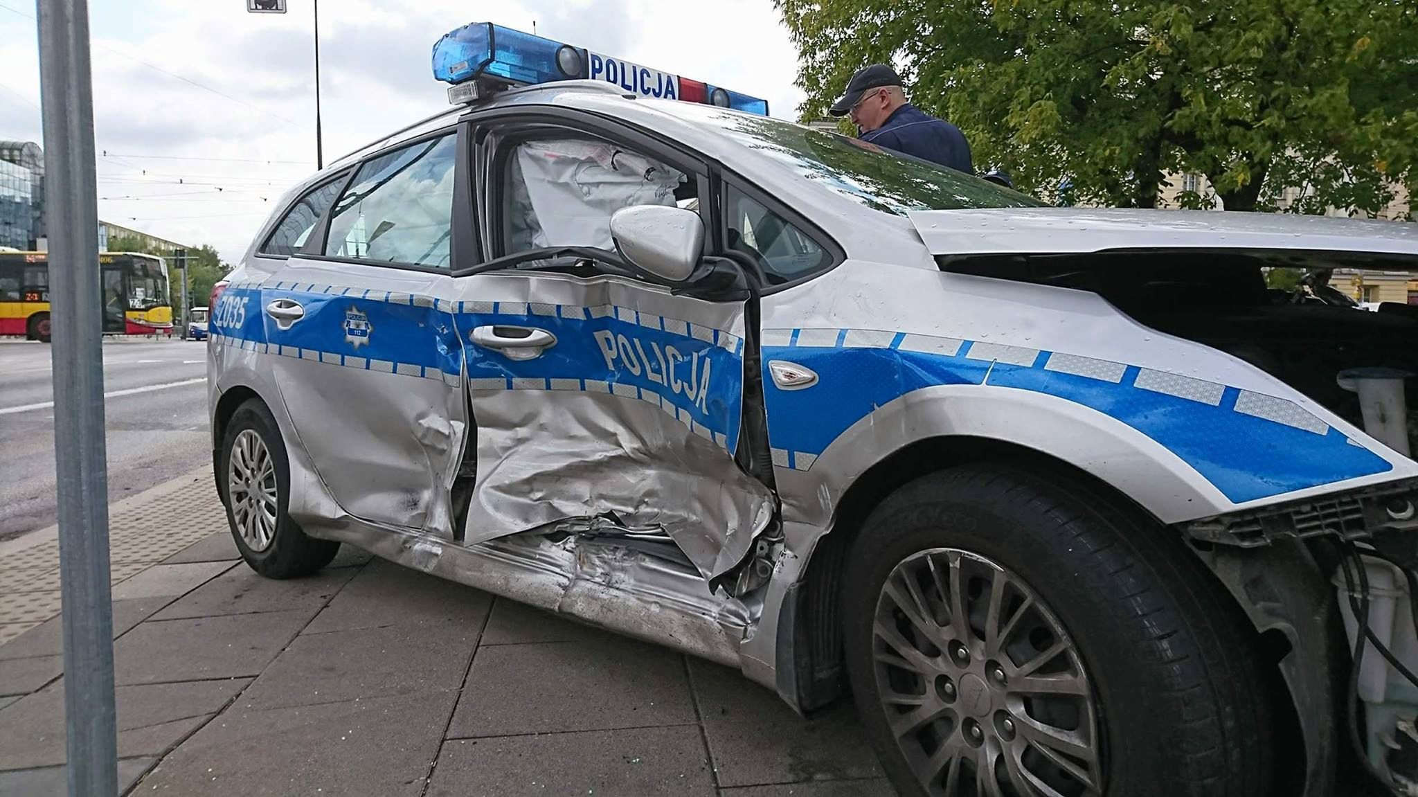 Wypadek radiowozu w Warszawie 